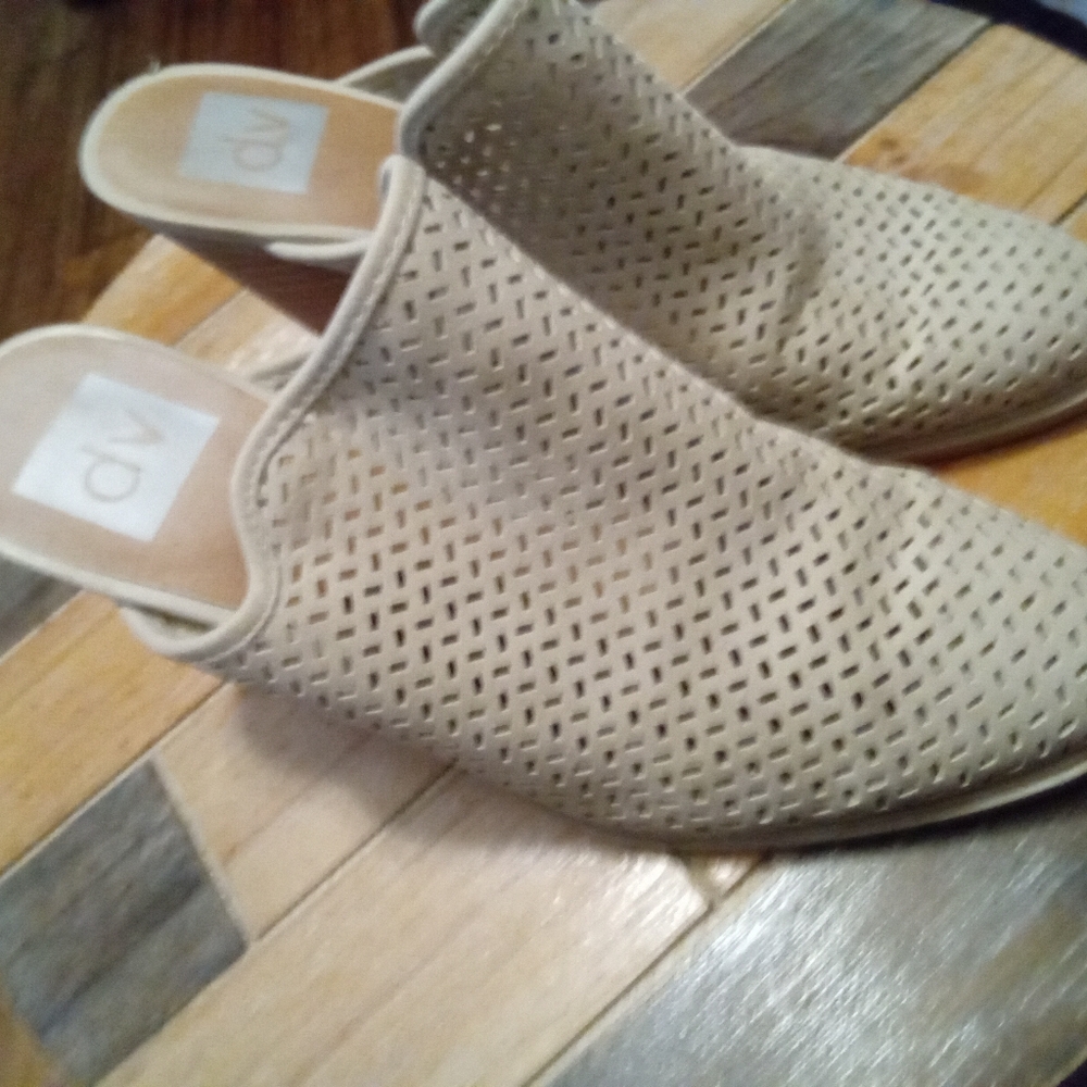 DV by Dolce Vita Women's Perforated Tan Kenli Heeled Mules Size 8. 3 3/4" Heel - Picture 3 of 13